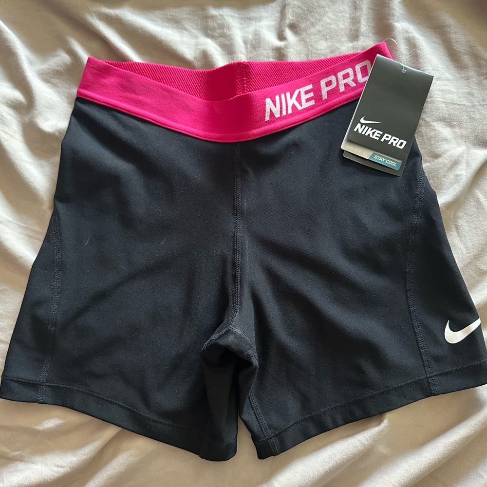Nike Pro short NWT